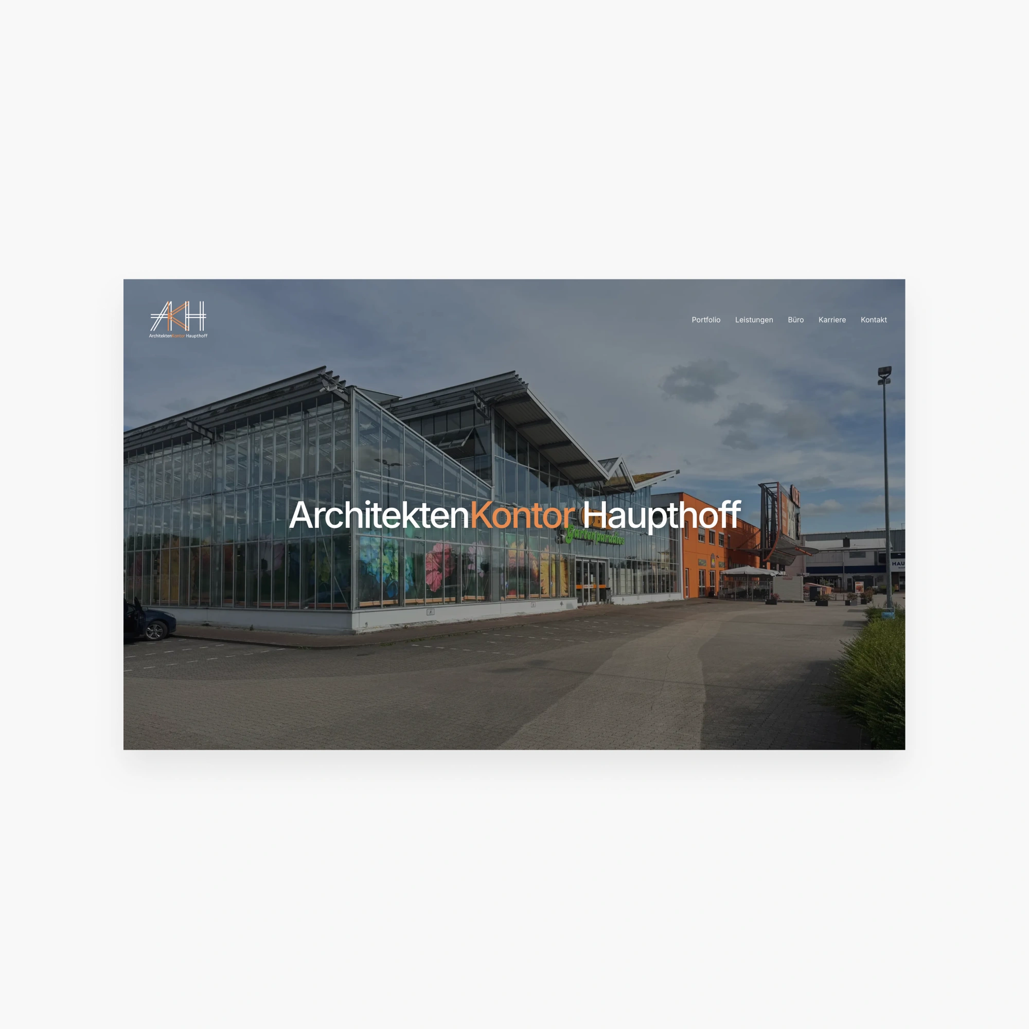 Desktop-Mockup der Architektur-Website von ArchitektenKontor Haupthoff