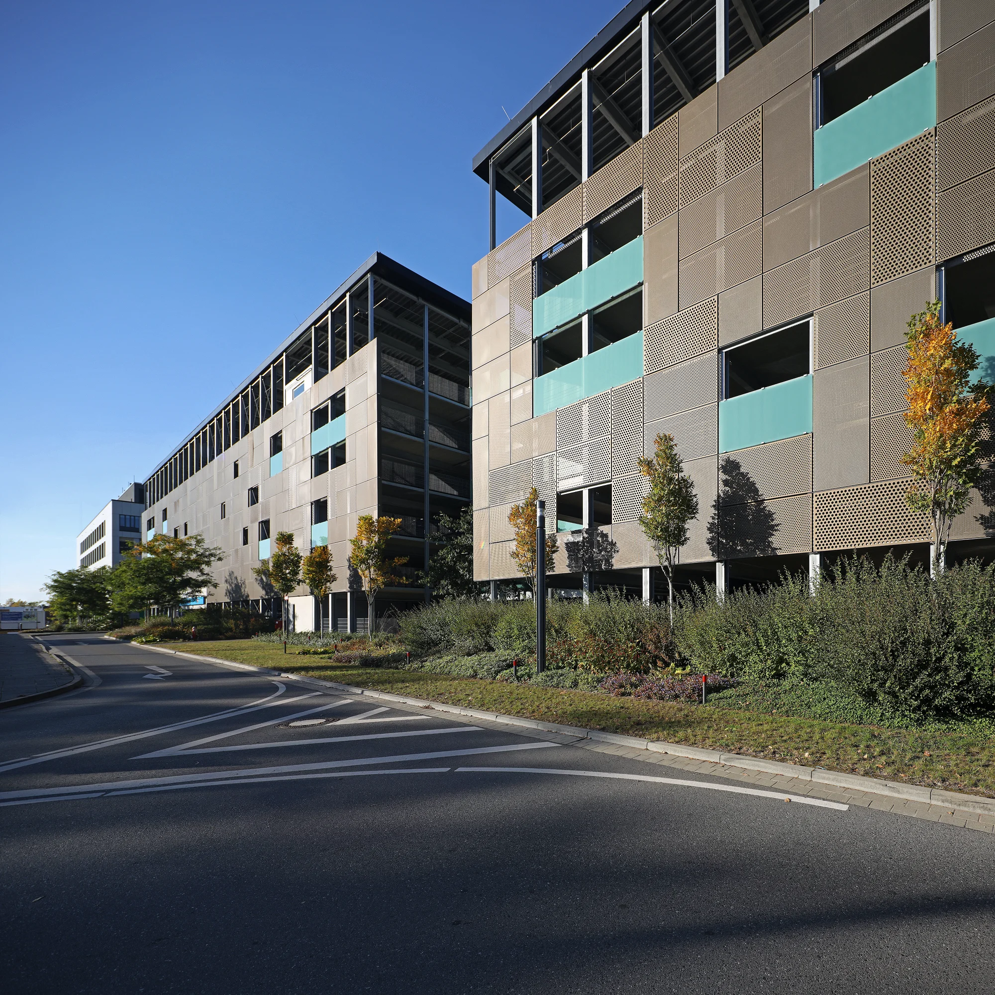 Decker Architekten – Modernes Büro- und Parkgebäude mit perforierter Metallfassade
