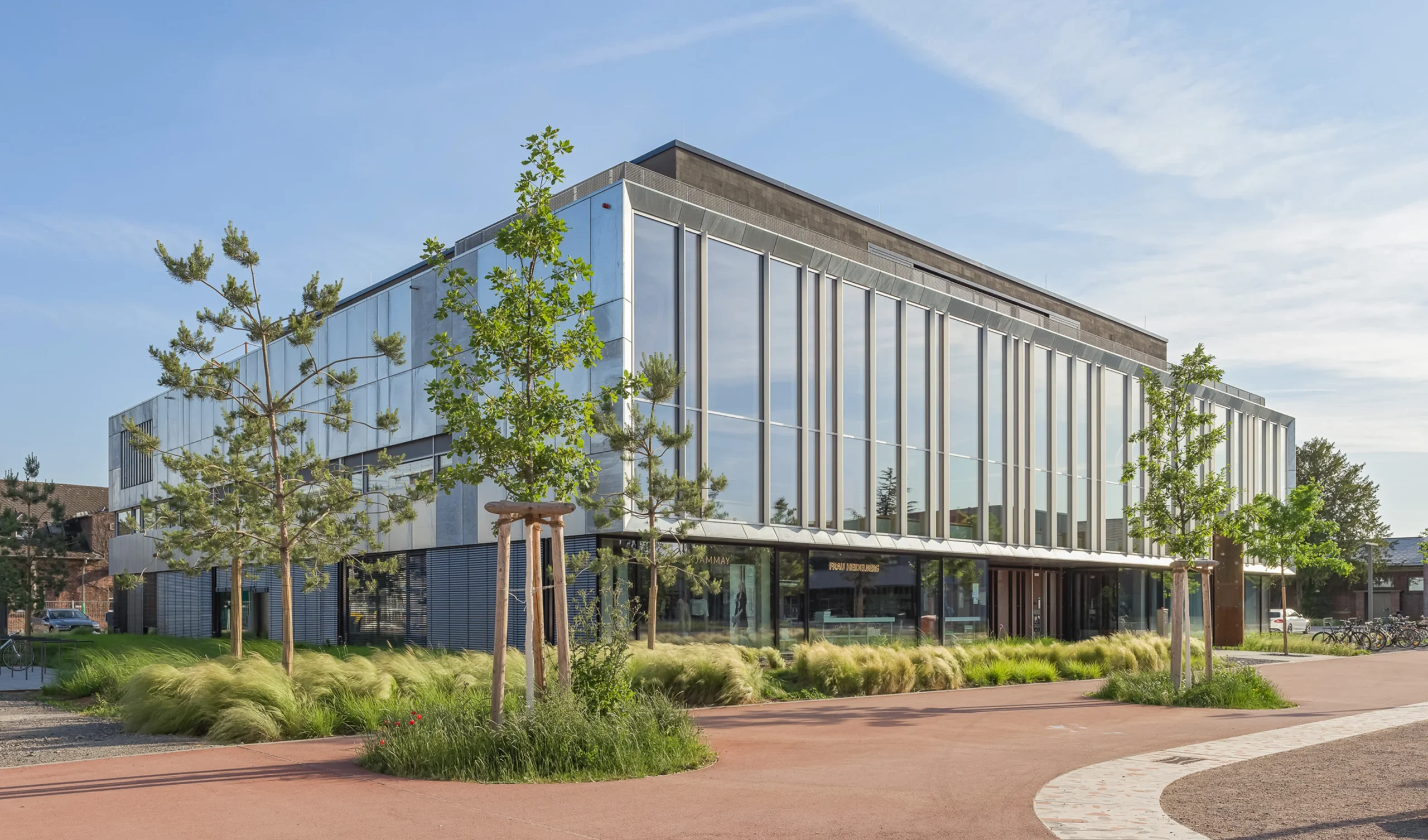 SSV Architekten – modernes Bürogebäude mit Glasfassade und vertikalen Lamellen